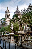 Catania, la balustrata del Duomo con la Badia di S. Agata